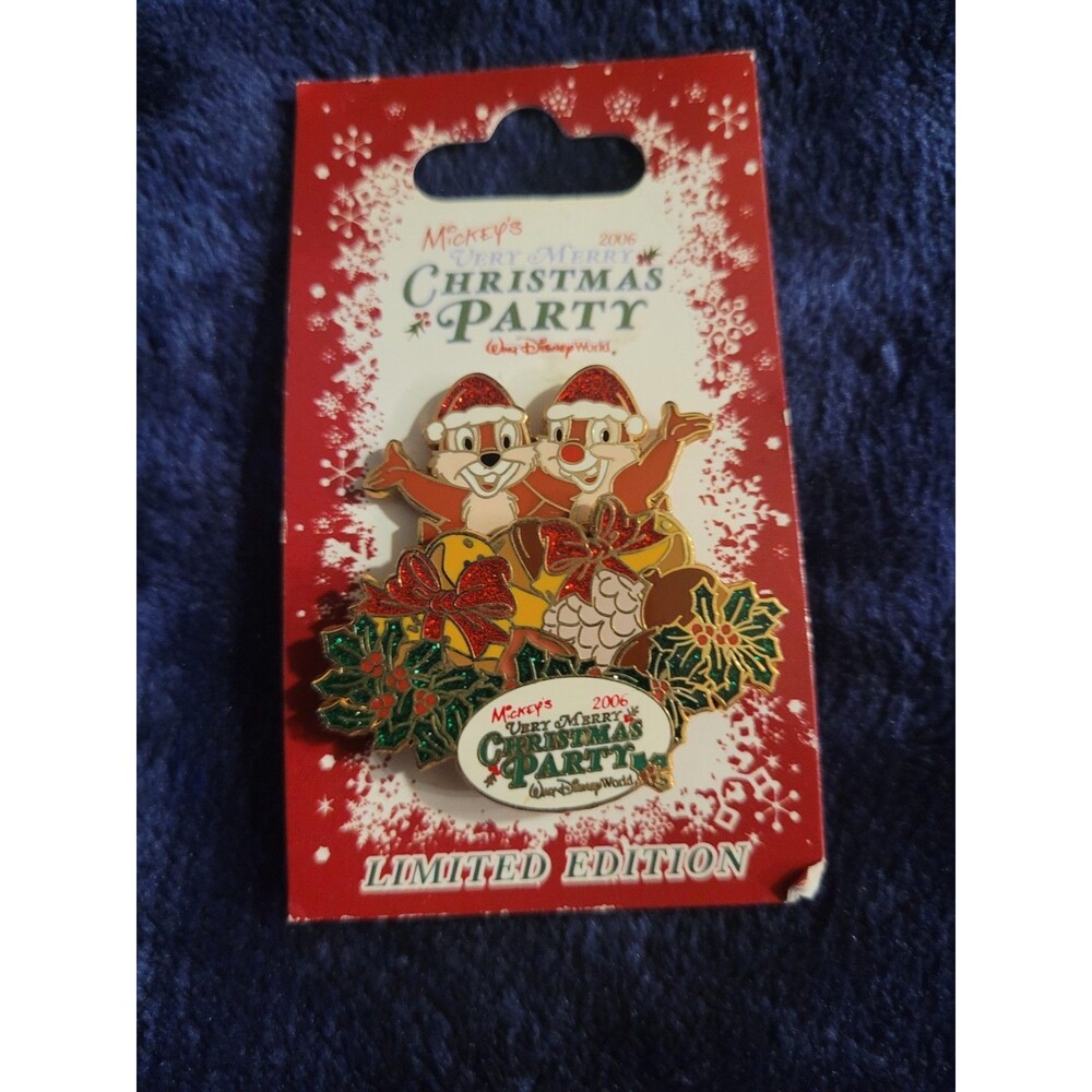 Vintage 2006 MVMCP Chip & Dale Christmas Wreath LE 2000 Pin 51010